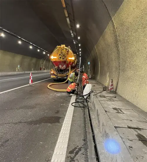 大兴隧道排水渠清淤